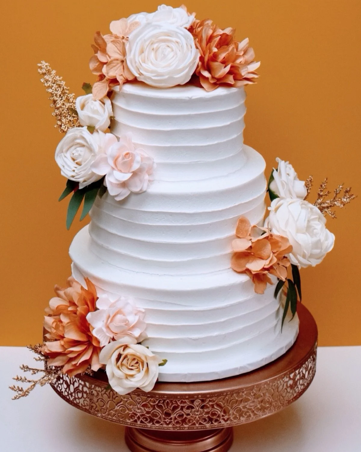 Horizontal rustic wedding cake 🔸🔸🔸 #rusticcake #weddingcakes #cakes