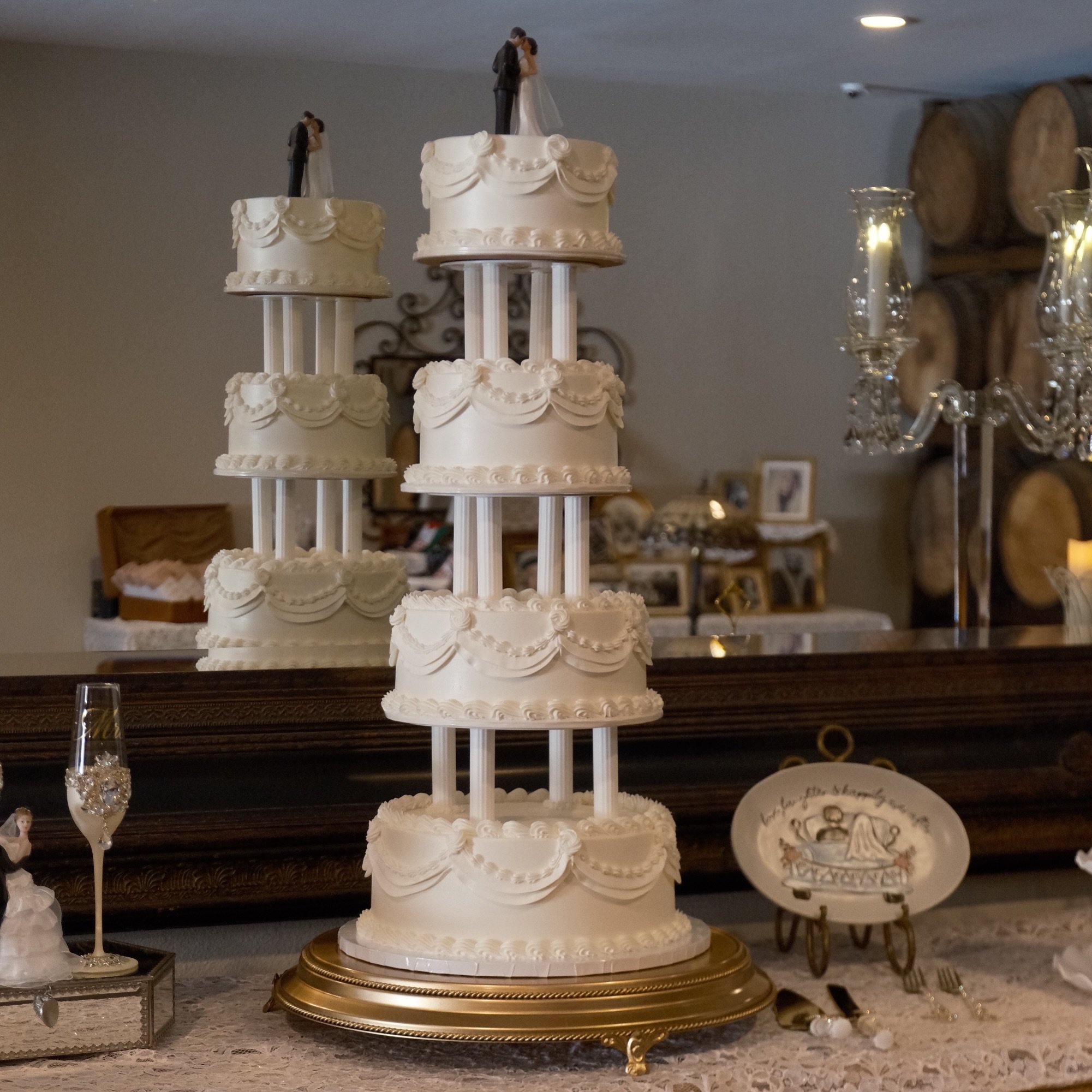 Elegant open pillar vintage wedding cake 😍 #vintagecake #weddingcake #cake