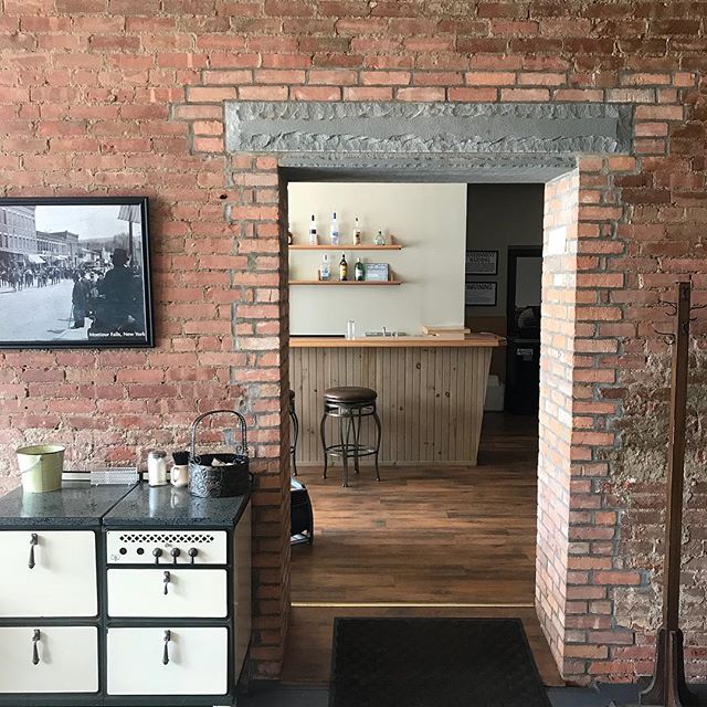 Connecting two rooms with a blue stone brick doorway at @harvestcafe_lounge #mountourfalls #senecalake #fingerlakes #upstateny