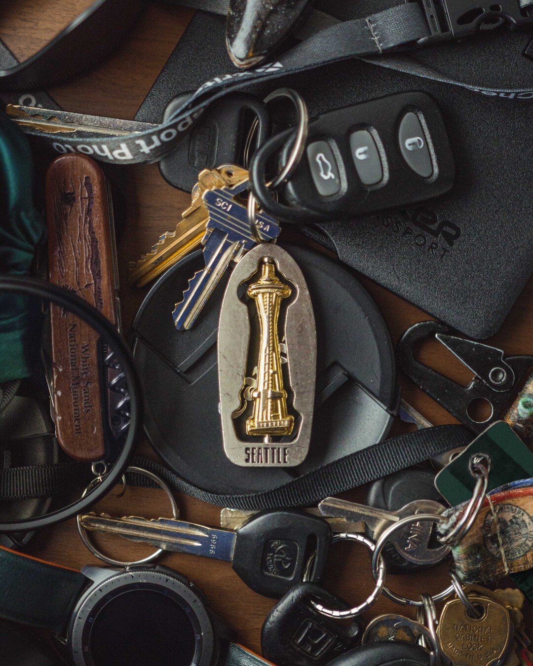 This keychain broke a few months back and I am still devastated. 
This was made for a school assignment and it came out very nice. I really like these kinds of flat lay photos so I might do more. 

#seattle #keychain #travel #carkeys #keys #metal #fl