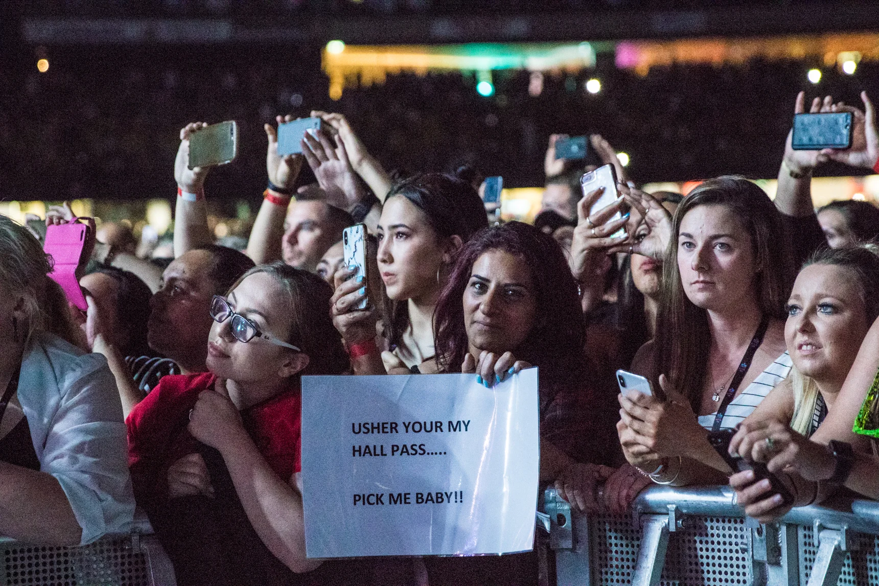 10112018-rnbfridays-08-usher-01.jpg