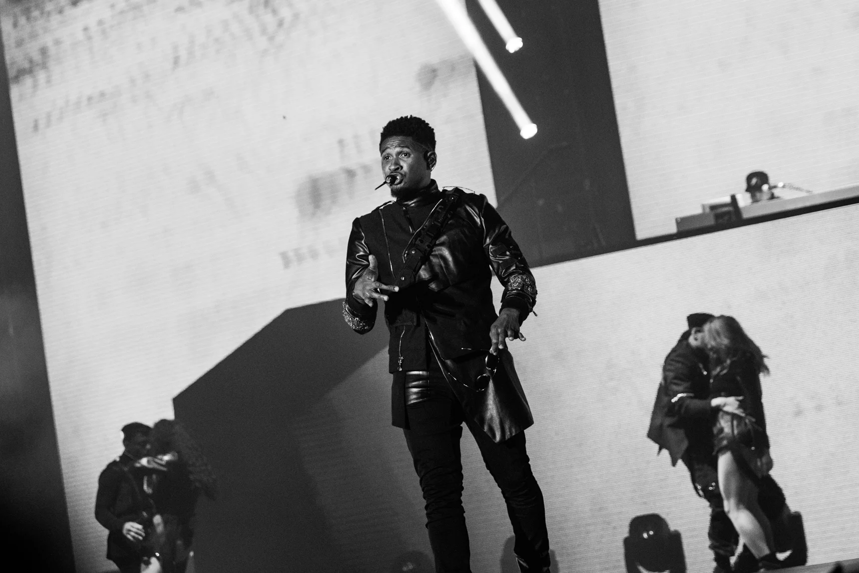 10112018-rnbfridays-08-usher-05.jpg