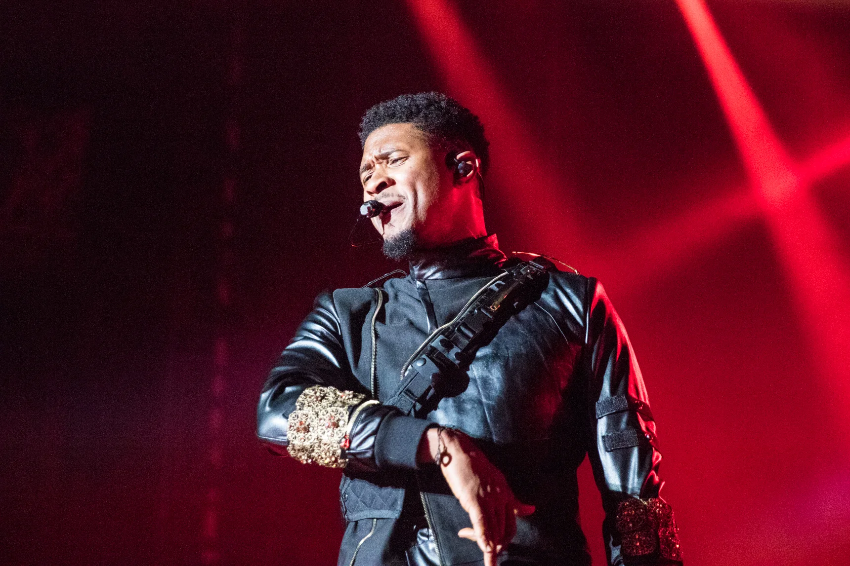 10112018-rnbfridays-08-usher-06.jpg