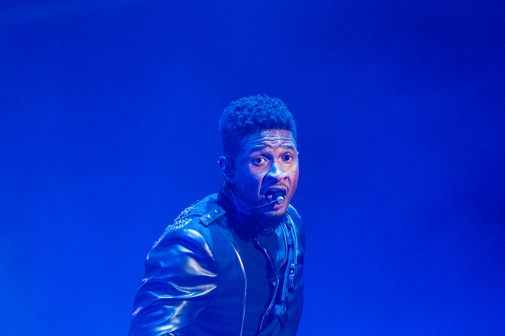 10112018-rnbfridays-08-usher-09.jpg