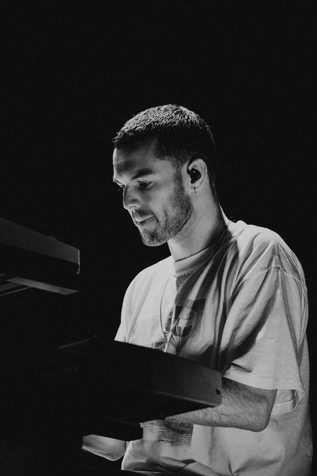 LoyleCarnerwNavyBlue@TheoperaHouseForecourt-27.jpg