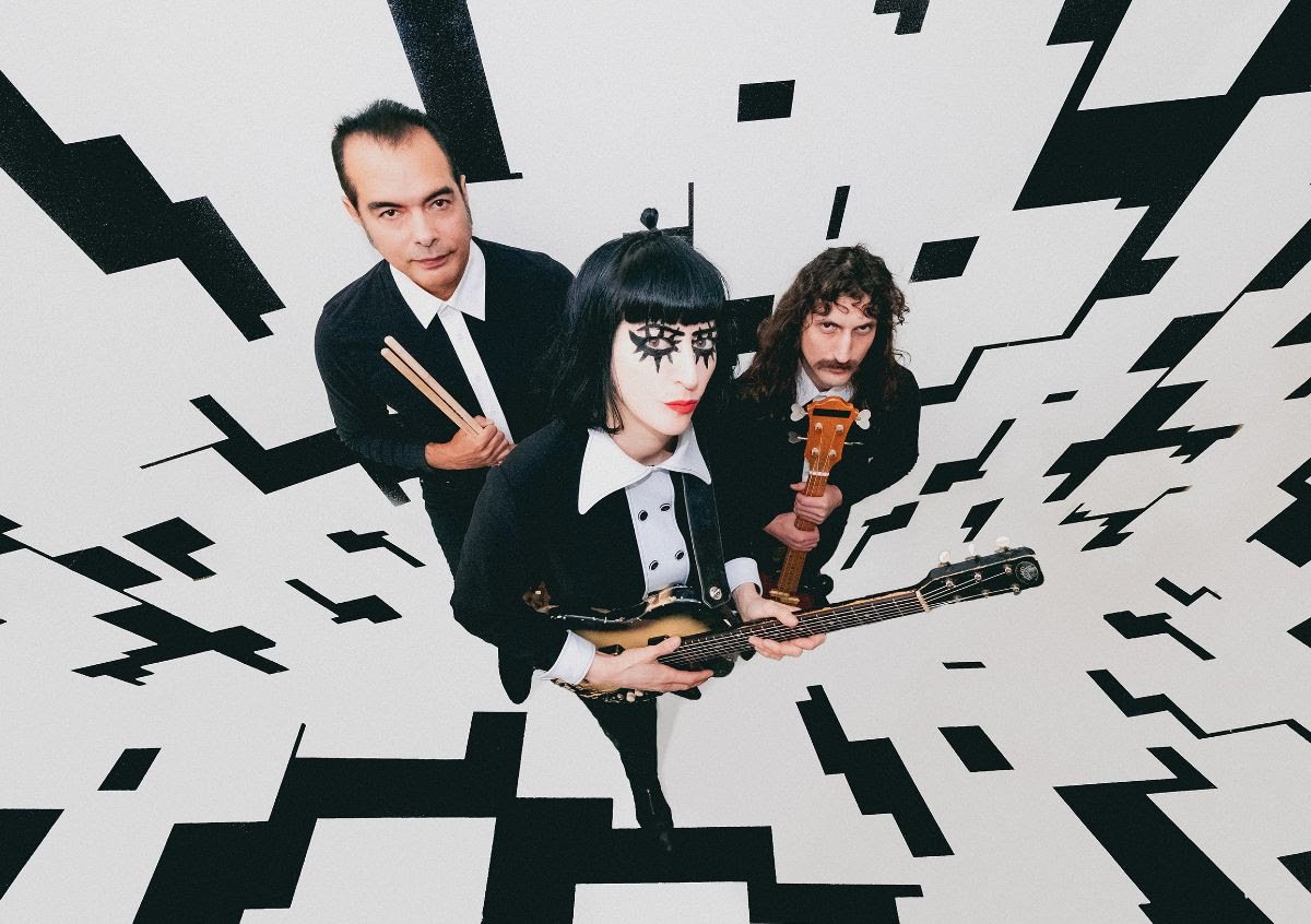 Female-fronted Swiss garage psych punk trio THE JACKETS to release ESSENTIALS collection on back of long-awaited first Australian tour!!