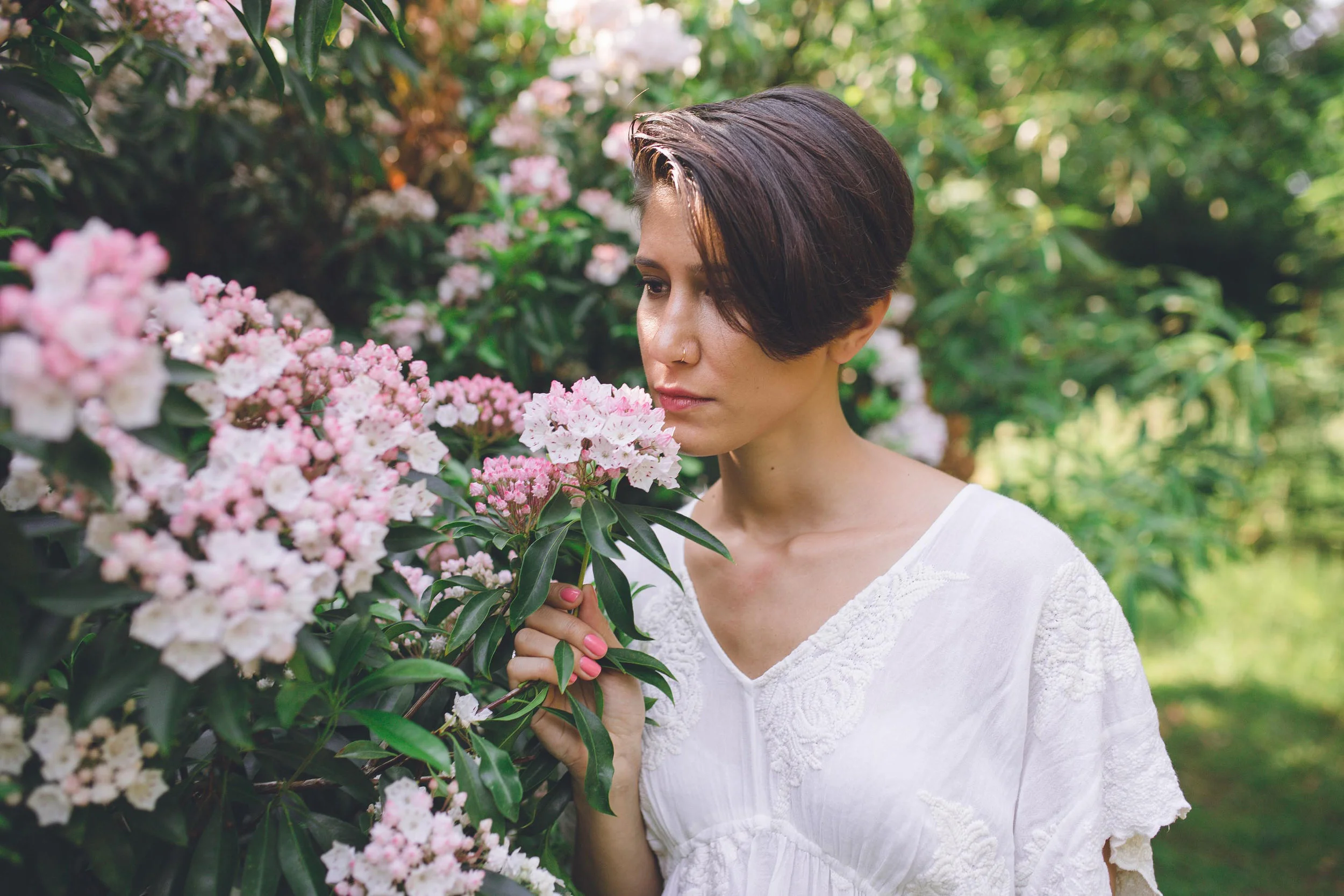 Nature portrait femme fleurs robe blanche photographe et vidéaste à Bruxelles