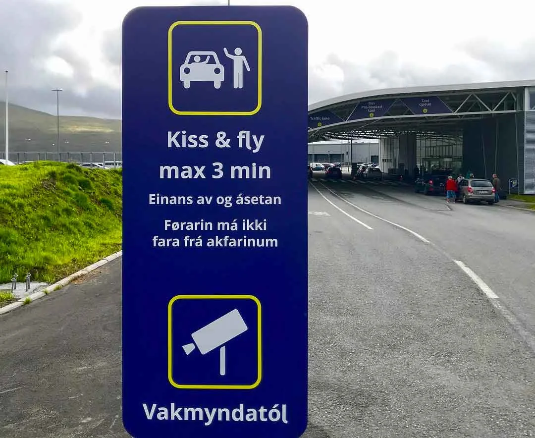 “Kiss & fly” - best airport sign ever!