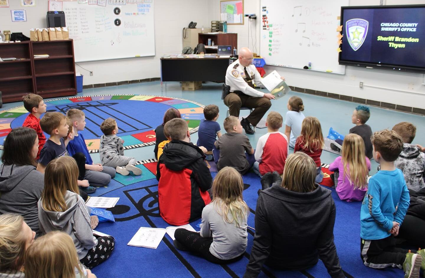 Chisago Lakes PTO Reading Night 
#fightcrimeinvestinkids
.
.
.
#chisagolakes #investinkids #chisagolakeswildcats #sheriff #sheriffbrandonthyen #chisagocounty #lindstrom #chisagolakesschools #reelectsheriffthyen #thyenforsheriff #chisagocountysheriff 