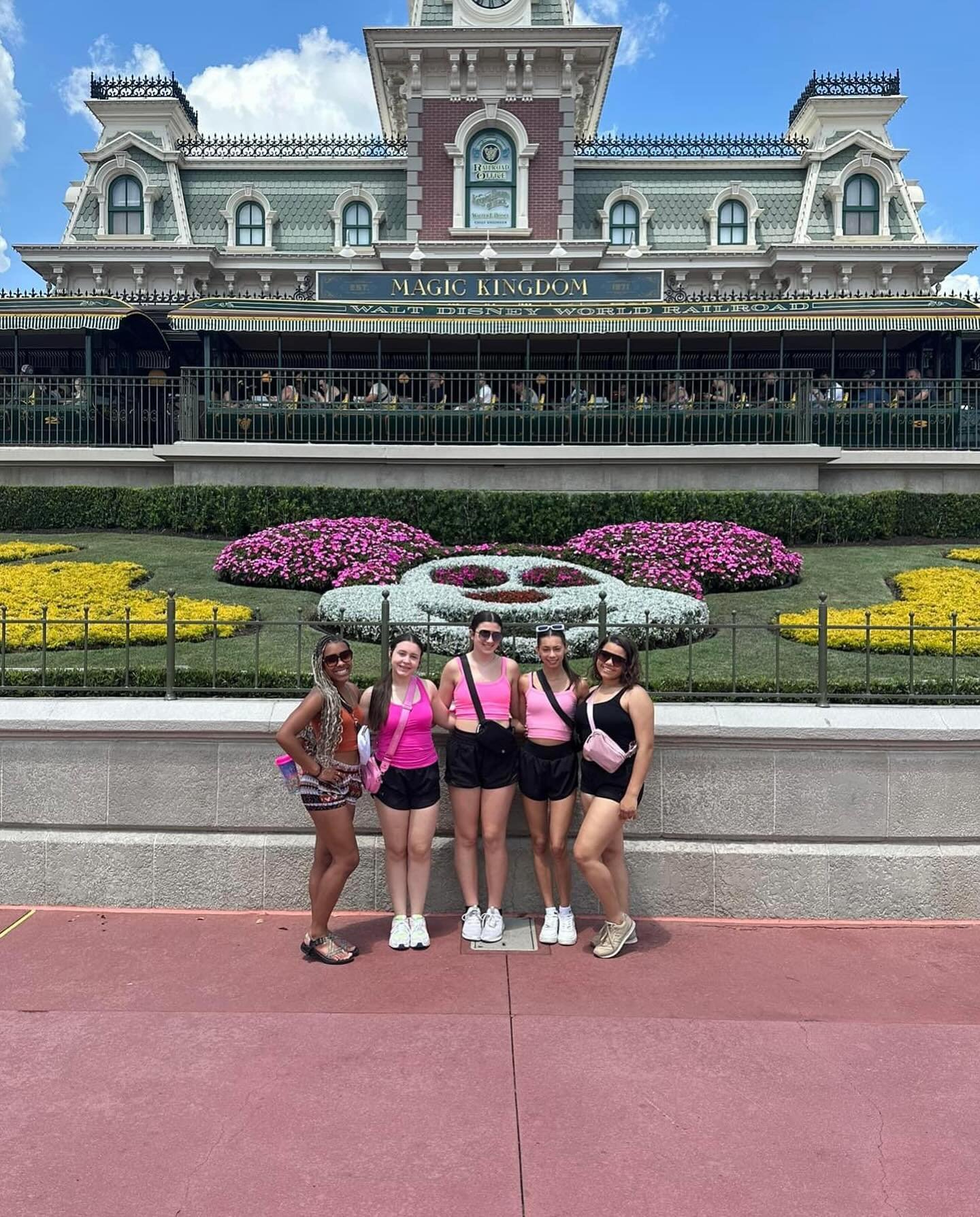 @usasf_dance world championship weekend is off to a fabulous start with our @extremespiritallstarz_hiphop Fab 5 girls!! 

Today consisted of practice with our favs @adrenaline_nova💚 Magic Kingdom, Dole Whip &amp; Pool Time!