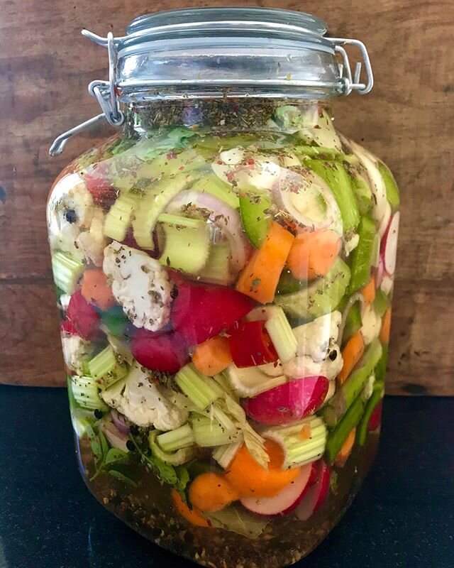 FERMENTED GIARDINIERA
Super easy fermented &lsquo;from the garden&rsquo; veg recipe.
Swap in different veggies and aromatics, as you please.

I had the following in the fridge that needed using up:
1 x cauli (chop the stalk up too)
2 x peppers
1 x sh