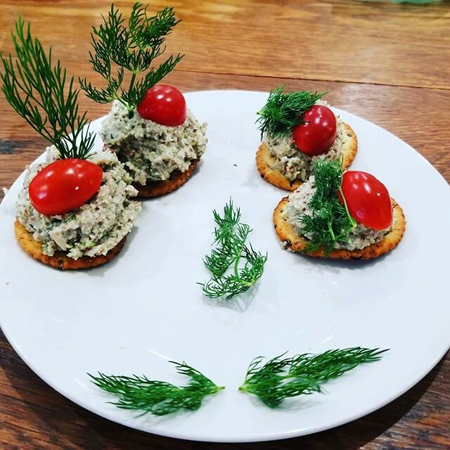 #Vegan &quot;tuna&quot; salad w/ sliced grape tomato and dill over multigrain crisps #chefboss, #wholefoodsplantbased #snacktime