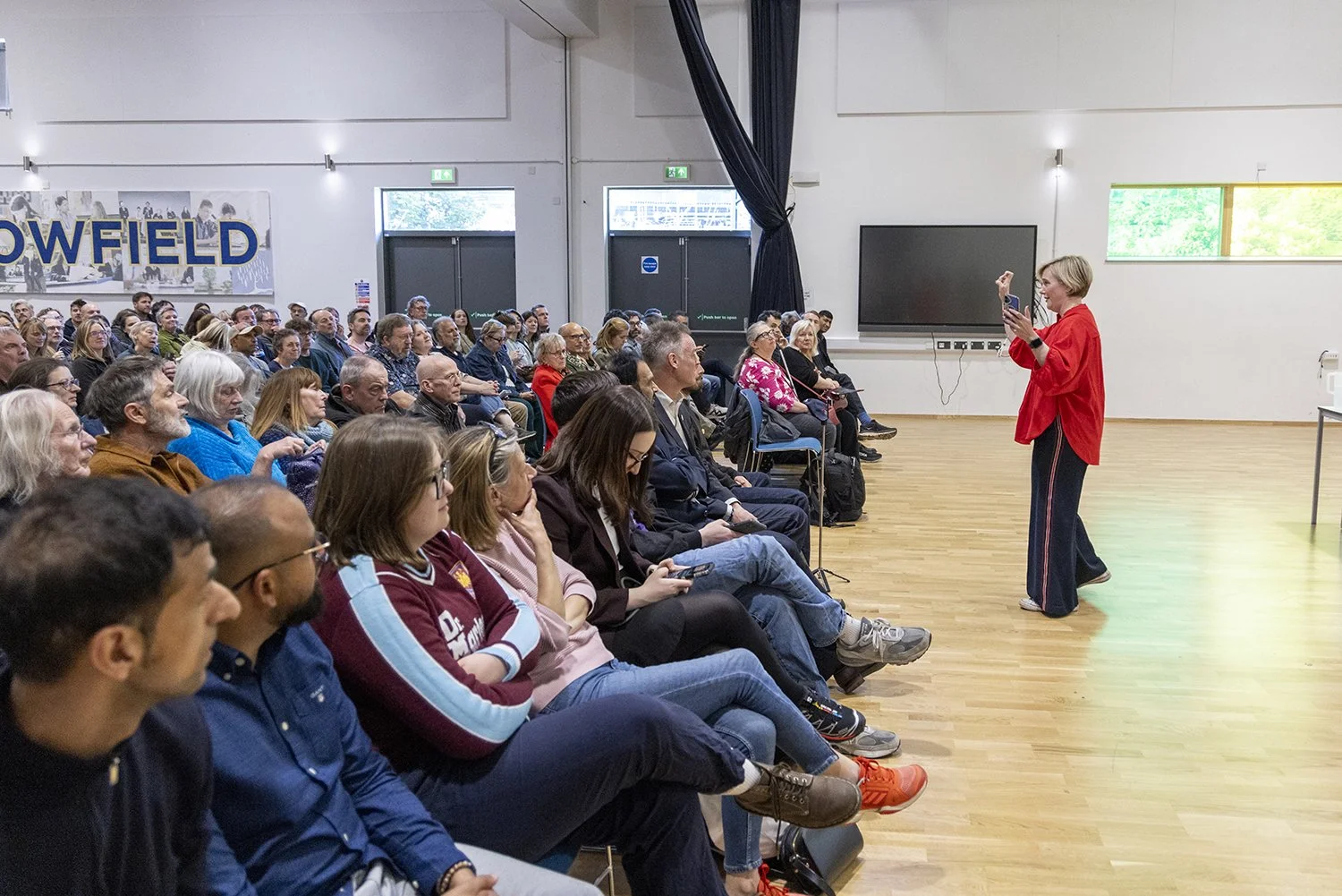 Stella Creasy addresses local residents at a meeting about solar panels in Walthamstow. Nicola Tree Specialises in photo journalism of female politicians. Her work is syndicated by Getty Images.