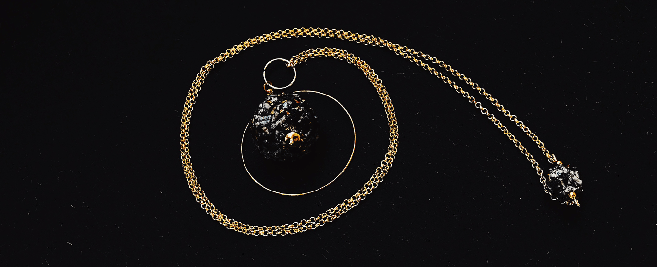 STONE, monili-amuleto dallo charme vagamente dark, materici e leggeri