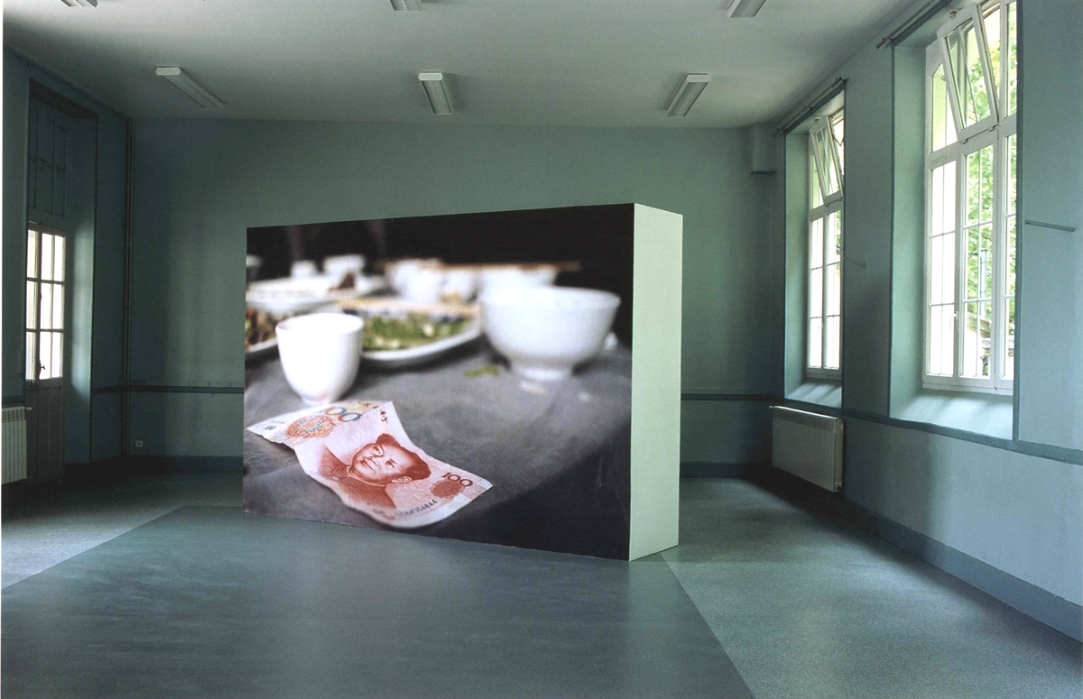 Sans titre, installation, volume bois peint et photographies, Eté photographique, Lectoure, 2005.