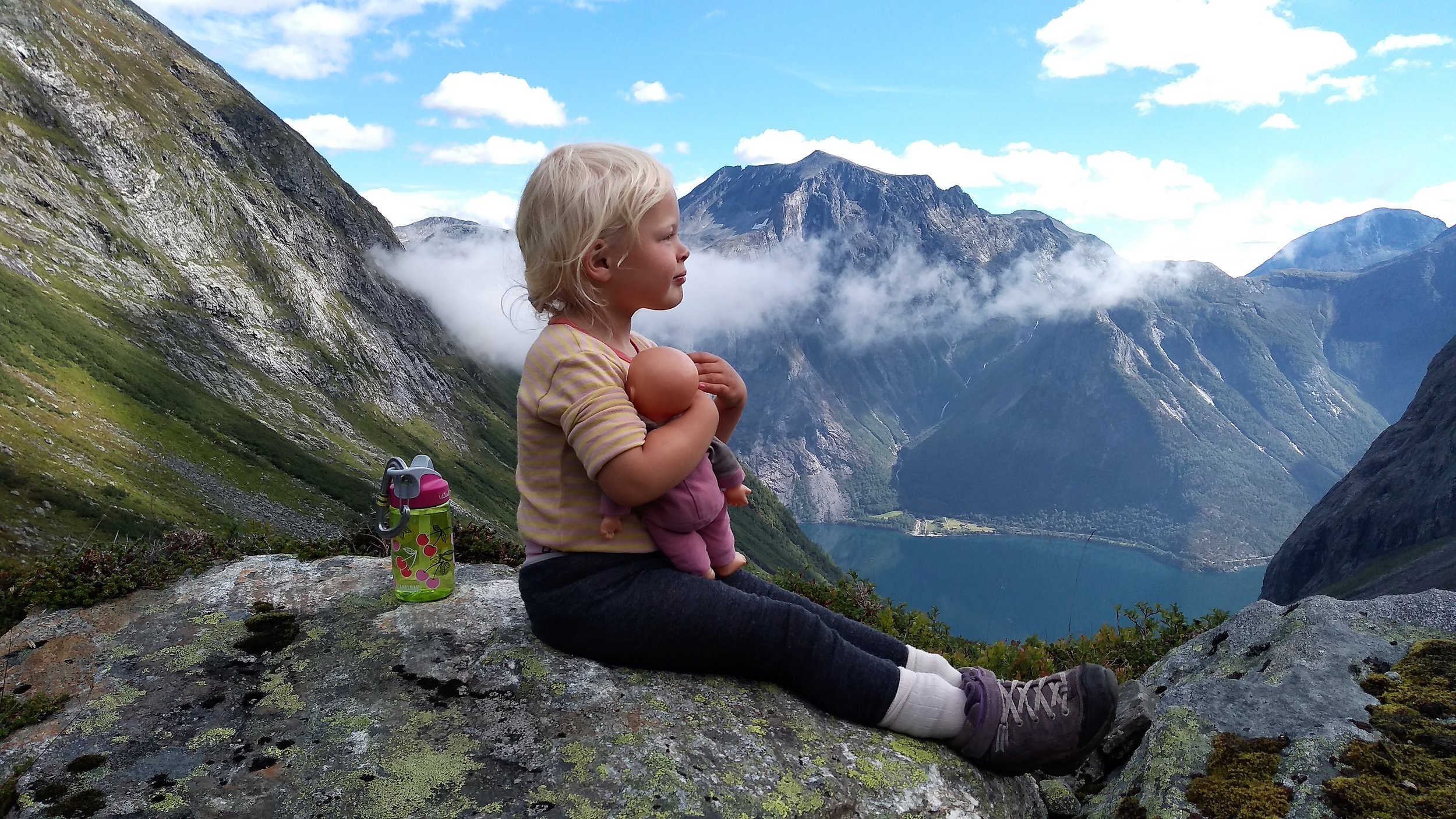Mountain child. Горы для детей. Малыш в горах. Девушка с ребенком в горах. Путешествие с ребенком в горы.