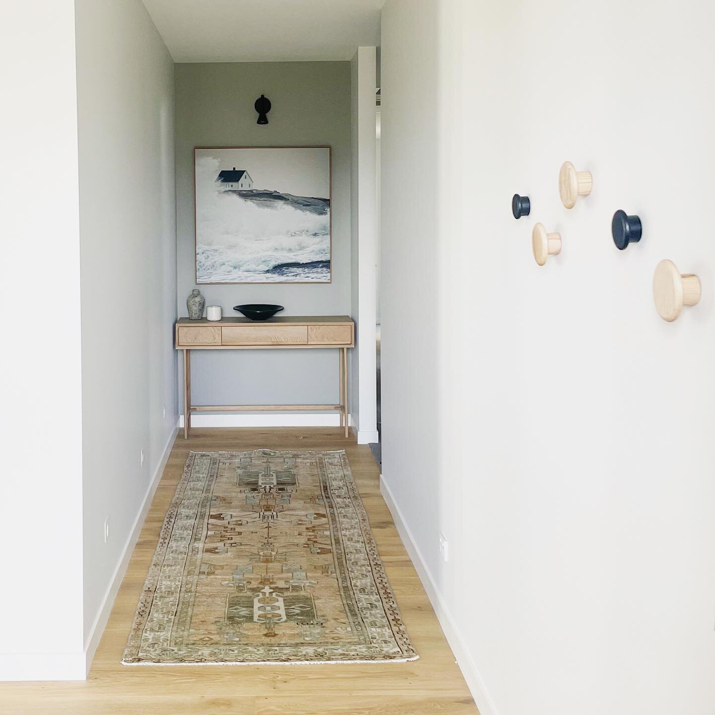 An entry is the perfect place to introduce your design direction, a sneak peak to what the rest of the home may hold ✨
.
.
.
.
.
#interiordesign #interiordesigner #nzinteriors #nzinteriordesign #interiors #styling #showhomestyle #showhomedesign #entr