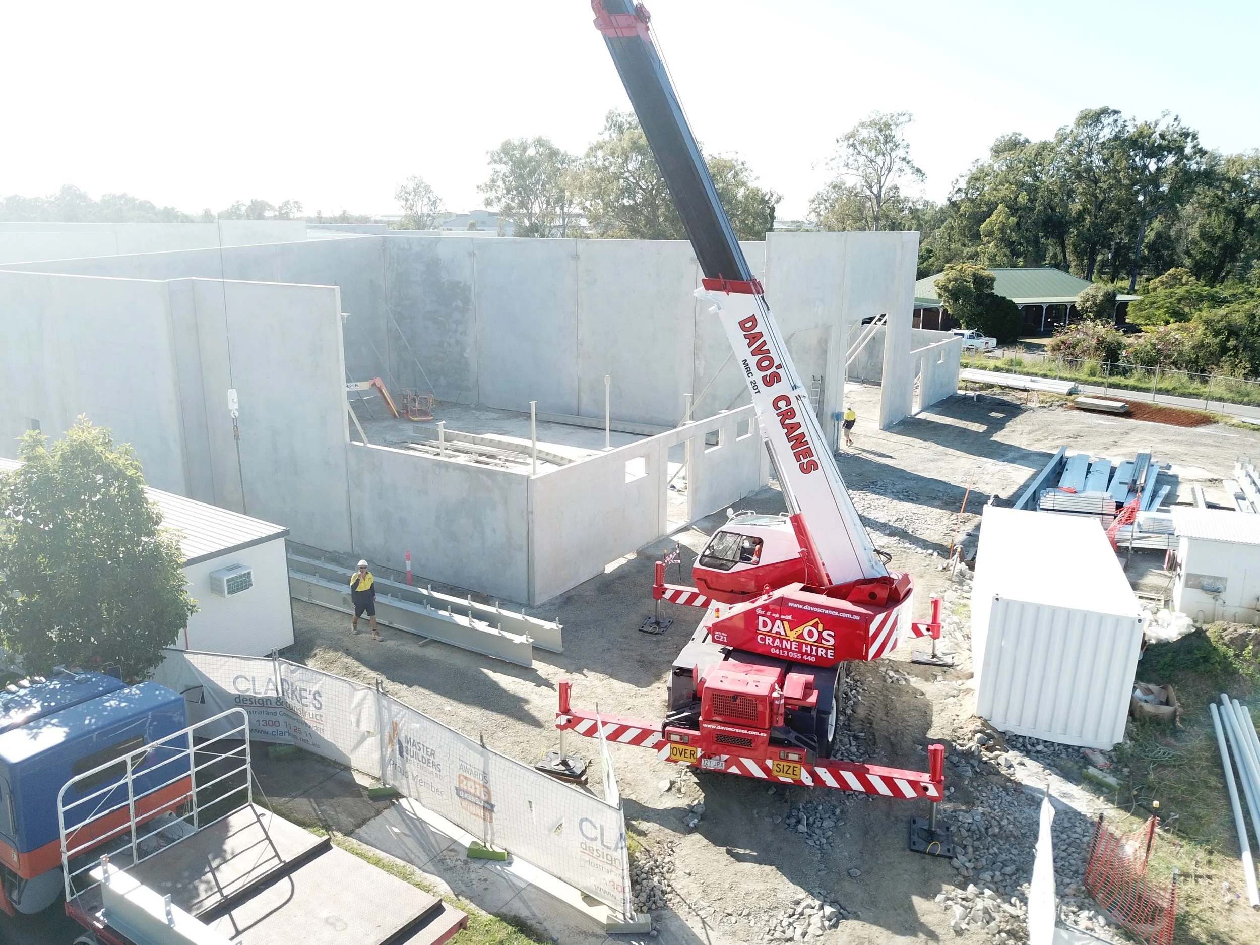 Capacity: 20t | Boom Length: 30.5m | Jib Length: 3.8m | Maximum tip height: 35.1m | Jib Offset: 5º, 25º, 45º (fixed) | Crane Width: 2.80m | Crane Length: 8.9m | Weight: 24,000kgs