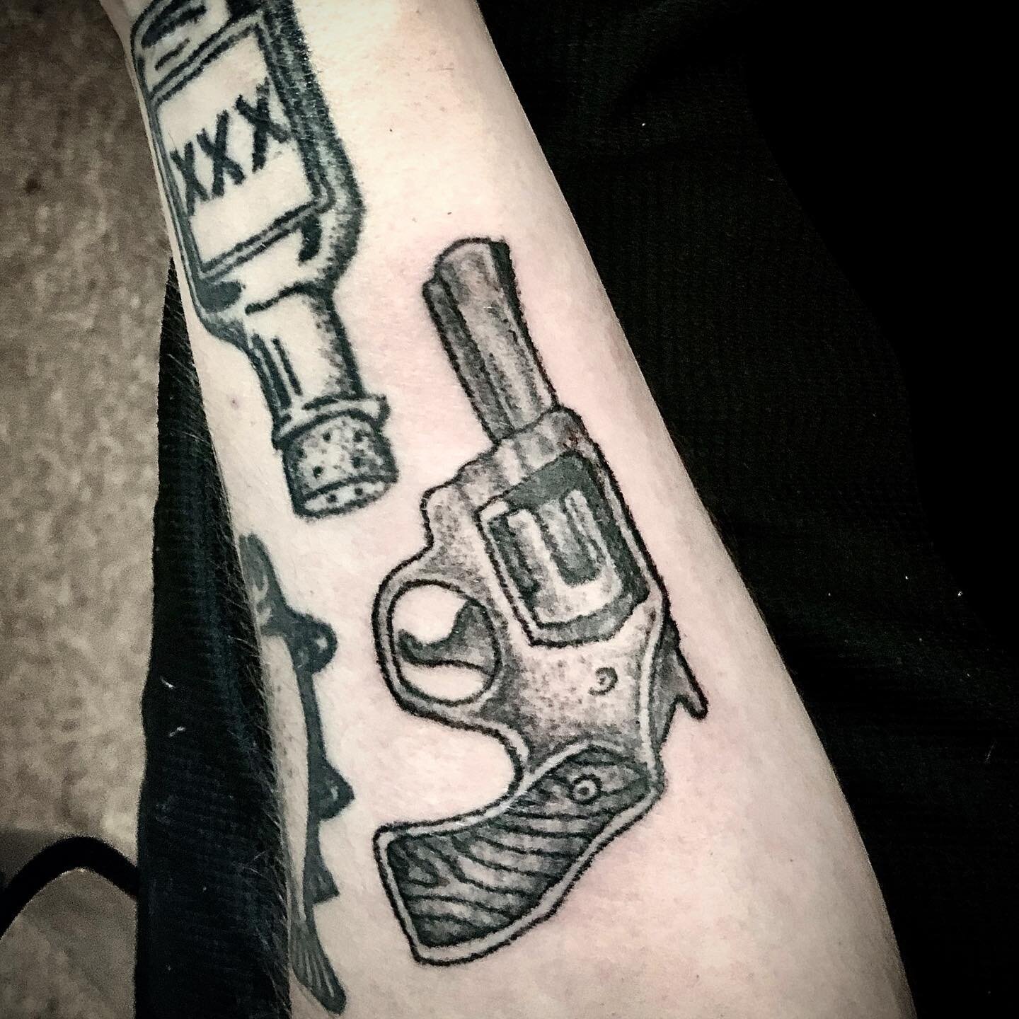 Hand poked revolver. 
&bull;
&bull;
&bull;
&bull;
#tattoo #tatooartist #handpoke #handpokedtattoo #handpokedtats #handpoked #handpokedtattoos #handpokedesigns #chicagotattoo #chicagotattooartist #traditionalart #traditionaltattoo #guntattoo #revolver