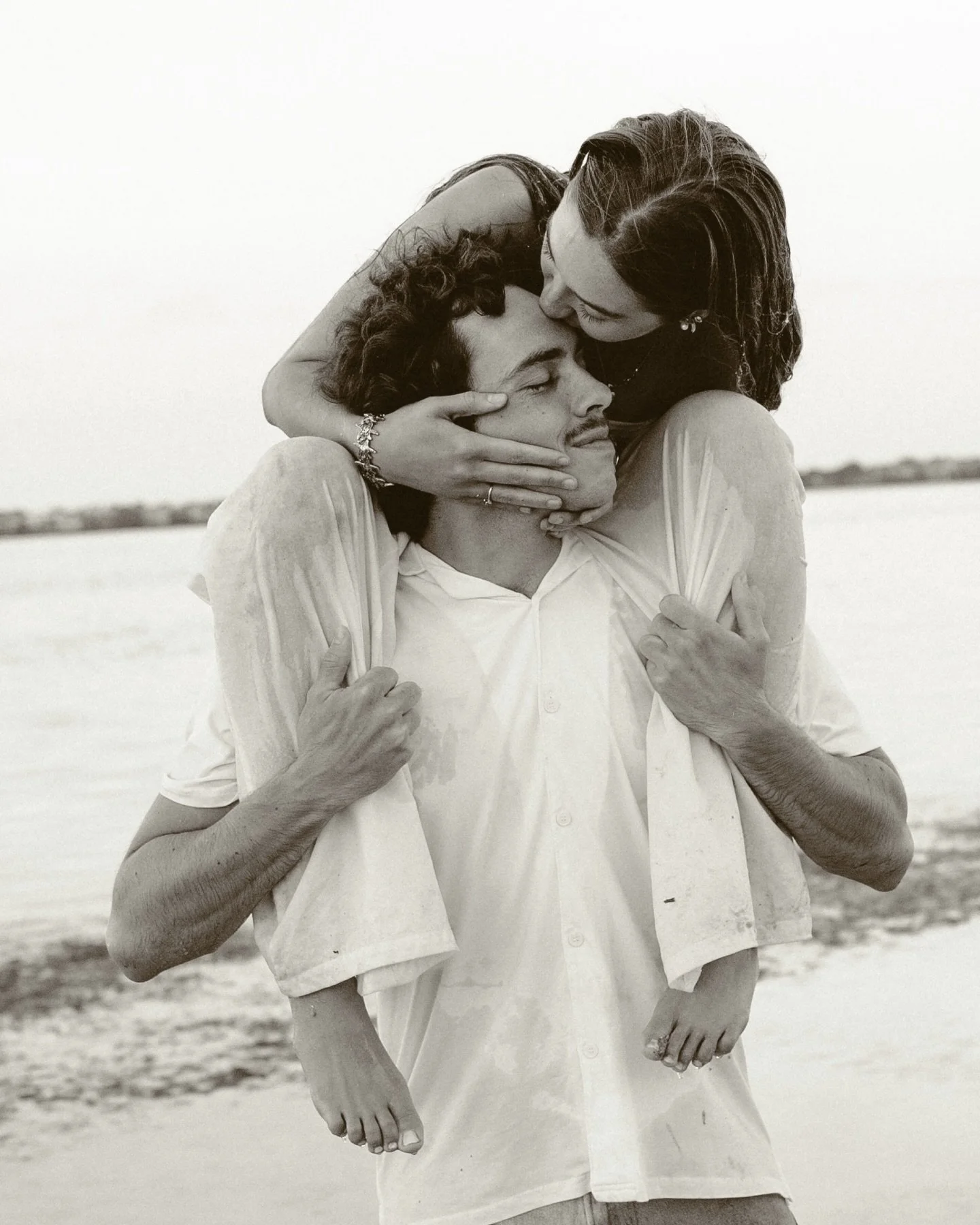 Some beautiful black and whites to grace your feeds. Hope everyone is having a wonderful Saturday! 🤍🤍🤍