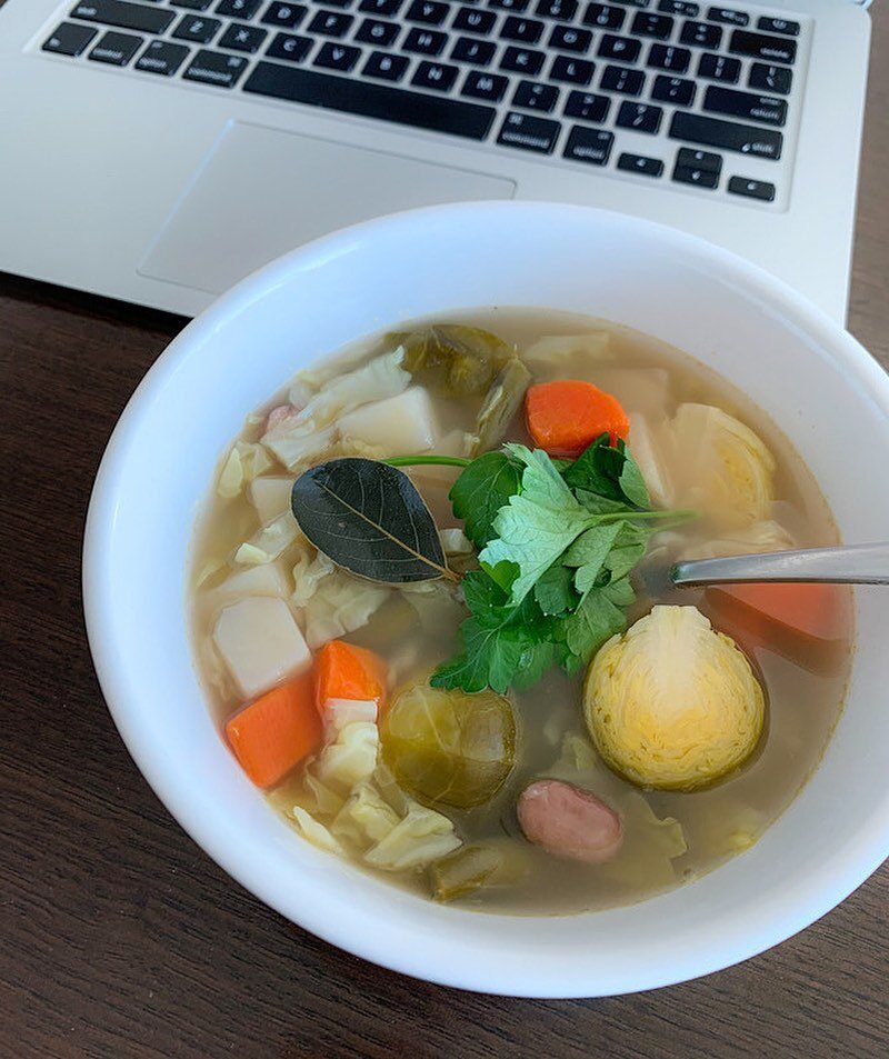 VEGETABLE SOUP 🥕🥦🧅// Brussel sprouts, carrot, borlotti beans, green beans, asparagus, cabbage and potato. SO YUMMMY😋 #vegetablesoup