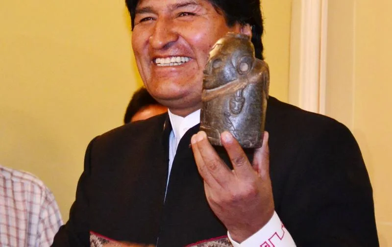Evo Morales, the president of Bolivia holds the statue of Illa (Photo: http://bit.ly/2kvWsDT )