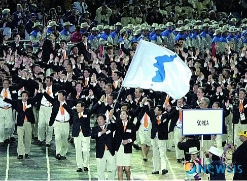 (North and South Korean Olympic teams enter Sydney's Olympic opening celebrations under a reunification flag. Source: unikoreablog)