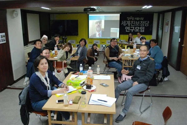 International Strategy Center and the World Progressive Parties Research Meeting of the Seoul Branch of the Justice Party held a teleconference with Five Star Movement Deputy Pino Cabras .