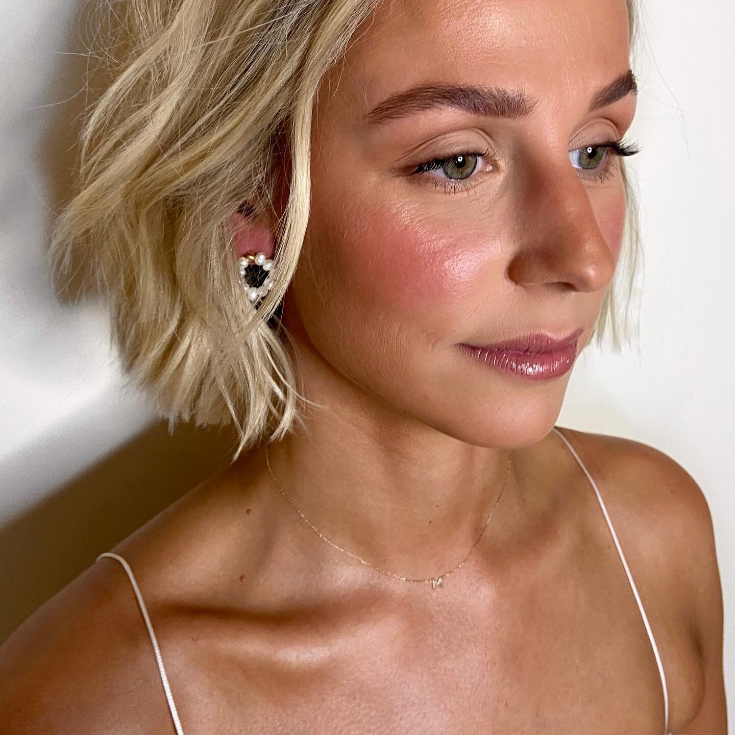 &bull;HOW DO YOU DEW&bull; happy Saturday lovelies // feminine, fresh and a little flushed // want to learn how to recreate this look and get your glow on this summer?

Book a lesson with me and learn what go to glow products work for you!✨✨✨

@josie