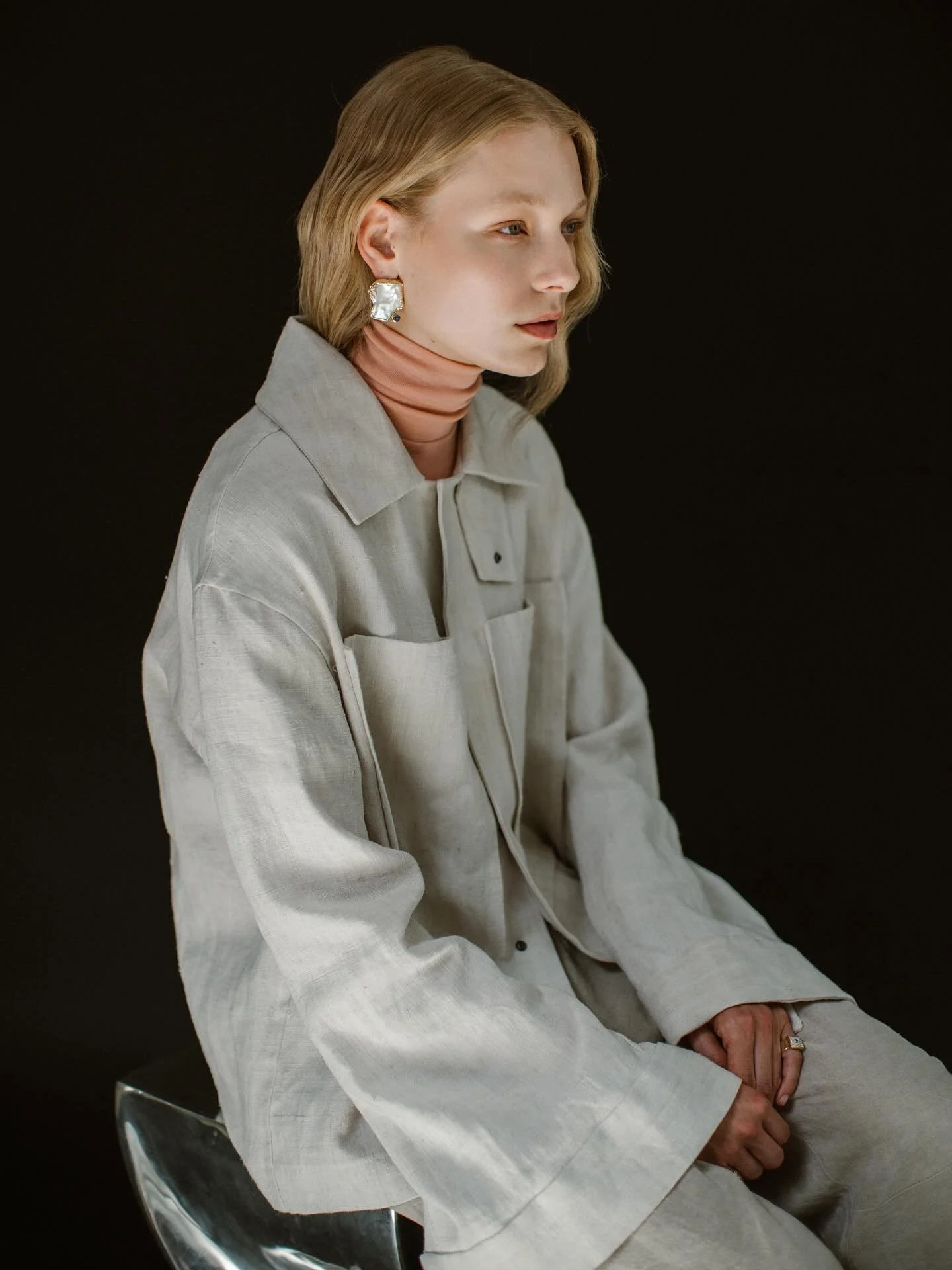 Four women, four crafts, one vision.
Photographer @marie.broeckman , make-up artist @marijedevelde, goldsmith @lindsey.fontijn , and fashion designer &amp; art-director @dorienbolhuis.

Together they created beautiful images where artisanal materials