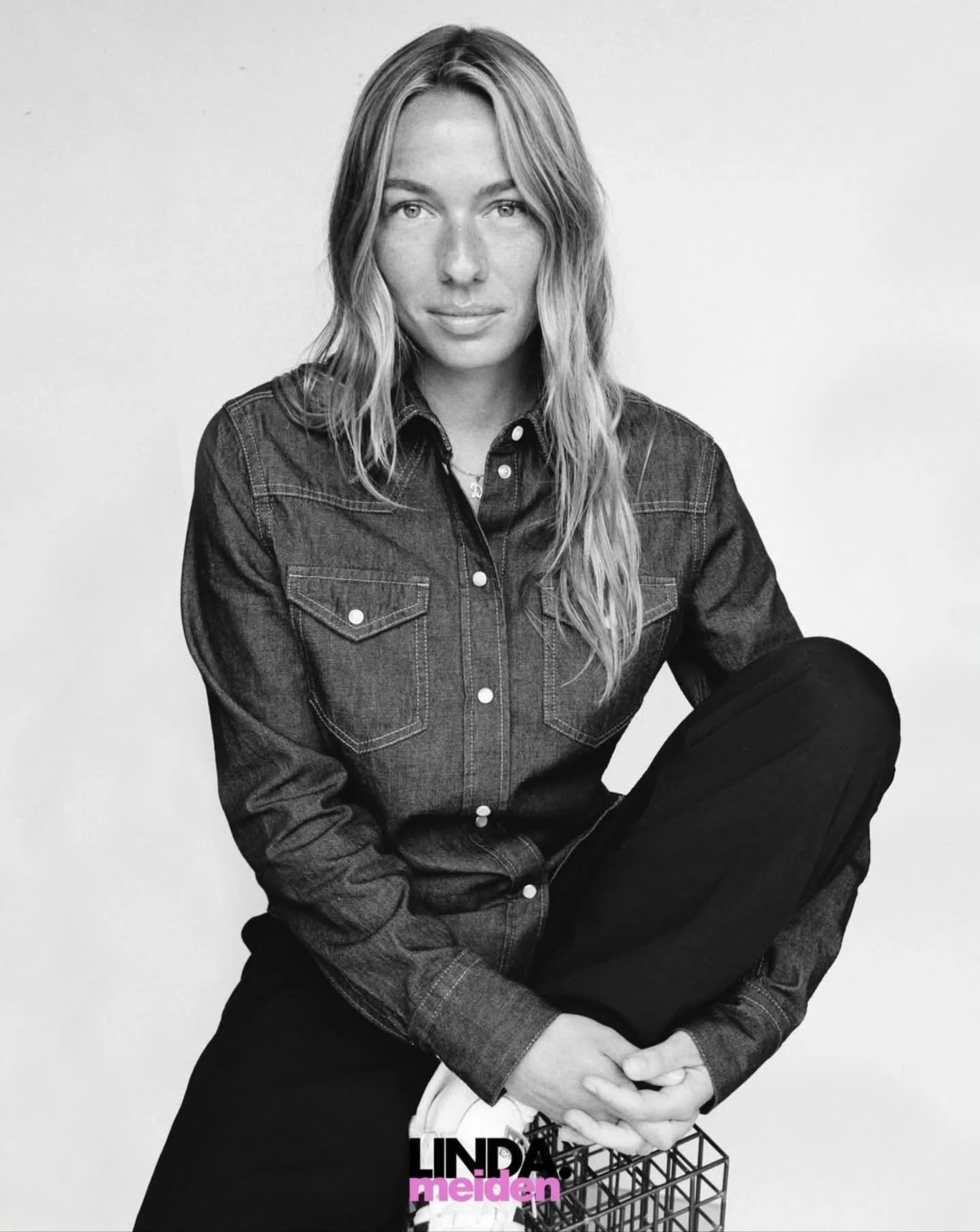 Beautiful @estellevantschip in our space! With one of my favorite teams 🤍🩶

Tekst: @kimpalmaccio | Fotografie: @evaroefs | Visagie: @brittbreider | Styling: @olivierjehee | Chief of photography @roomofsoes | productie @yaelchristern