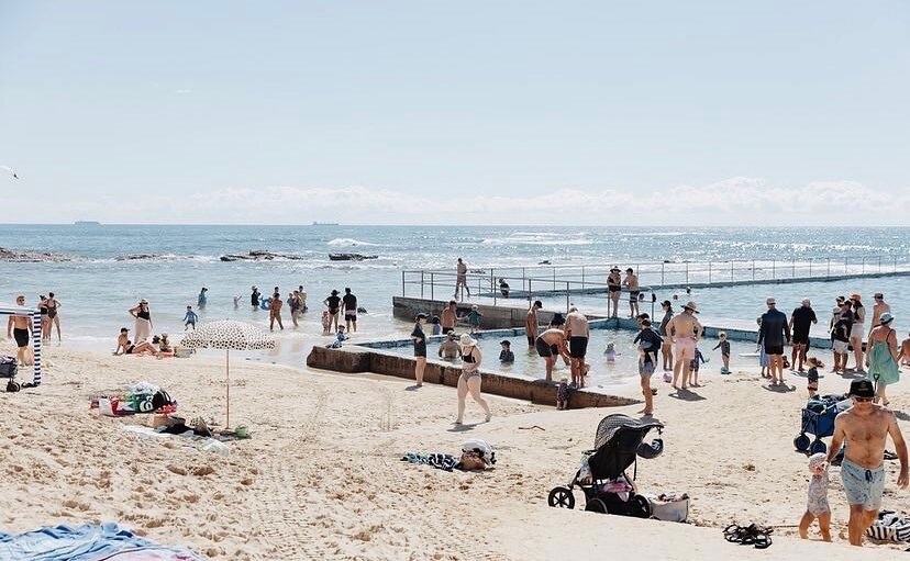 POOLSIDE // 🌊🌊
Who else is poolside today, soaking up the sunshine? 
Tell us where your favourite go-to swimming spot is 👇🏼
📸 @roamwithmimi 
.
.
#poolside #poolsideandsunshine #sunnydays #summerdays #schoolholidays #bulli #bullirockpool #illawar