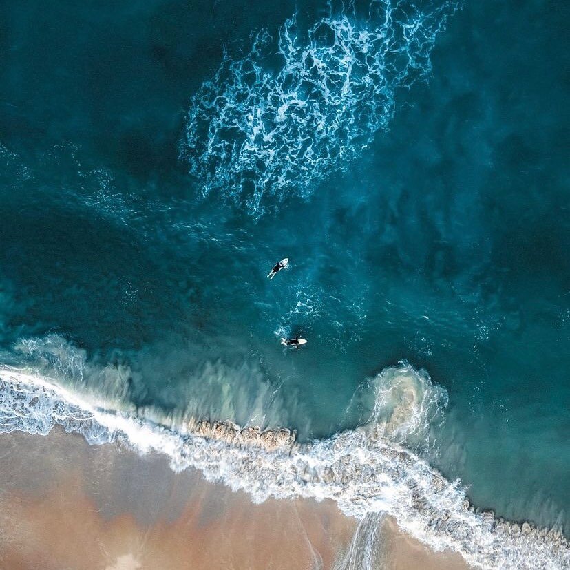 SHORE BREAK // 🏄&zwj;♂️
Happy Saturday - time for a surf! 
Repost @tdaimages 
.
.
#shorebreak #thebigblue #surfsup #timeforasurf #localphotographer #localphotographer #topdownphotos #droneshots #dronephotography #happysaturday #cheerstotheweekend #i