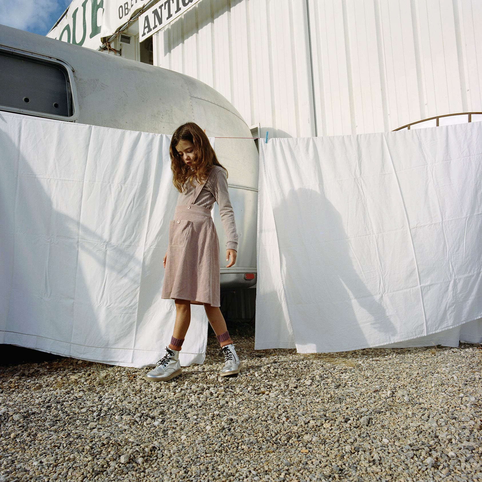 DRESS-JUMPSUIT-AND-TSHIRT-STIPED-%27MILK-AND-BISCUIT-_SOCKS-%27OEUF%27_-SHOES-YOUNG-SOLES_98480002-1.jpg