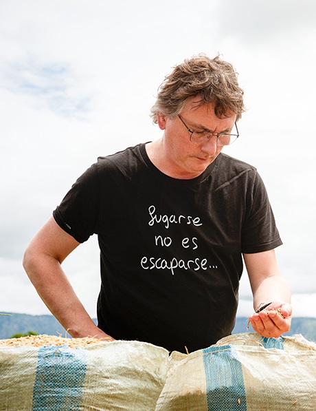 Andoni looks at rice sugarse no es escaparse.jpg
