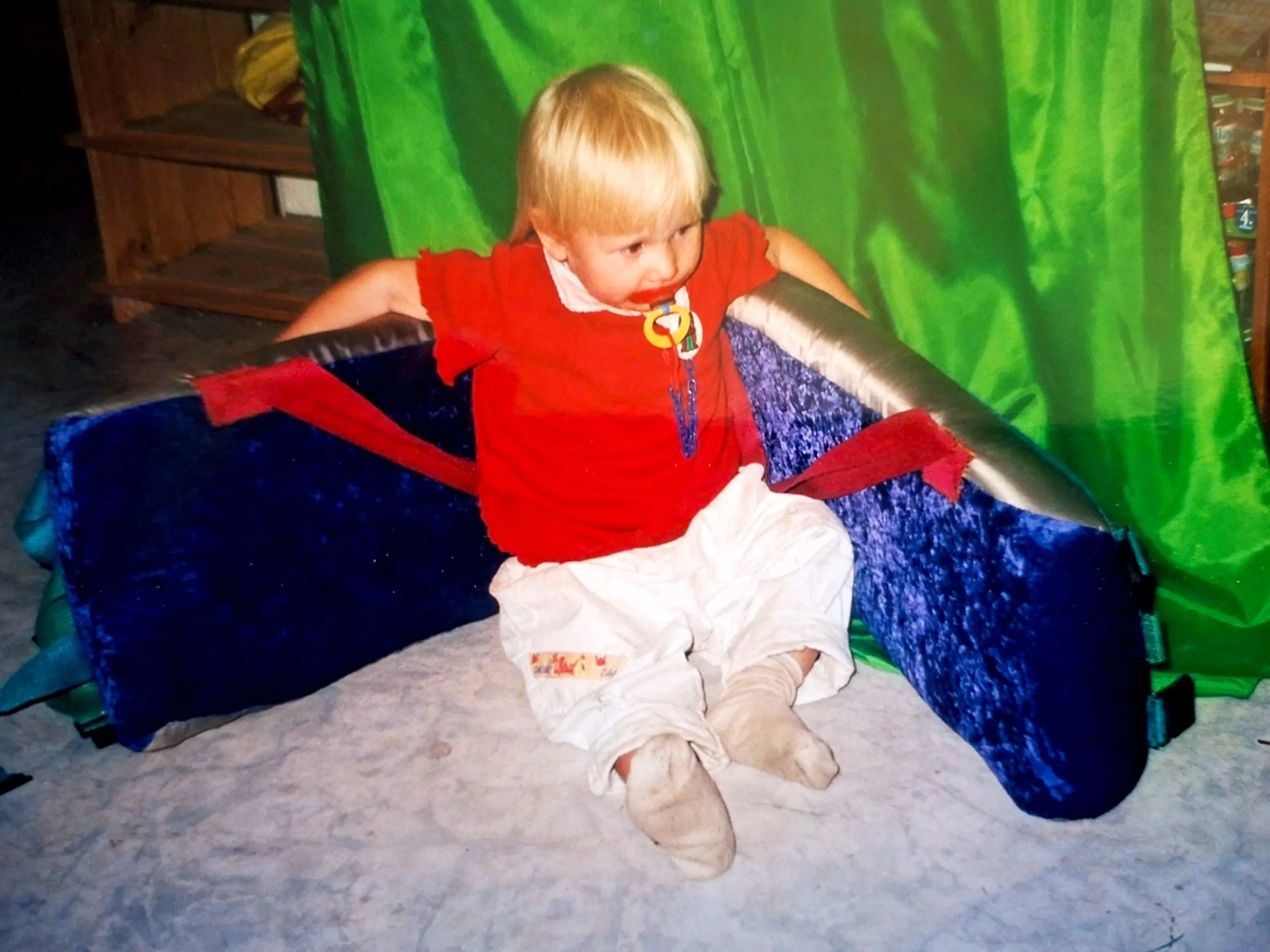 Clarissa Laura Davit performance with the "soft corner" das “weiche Eck” Obermüllnerstraße, Wien ©Corona Gsteu