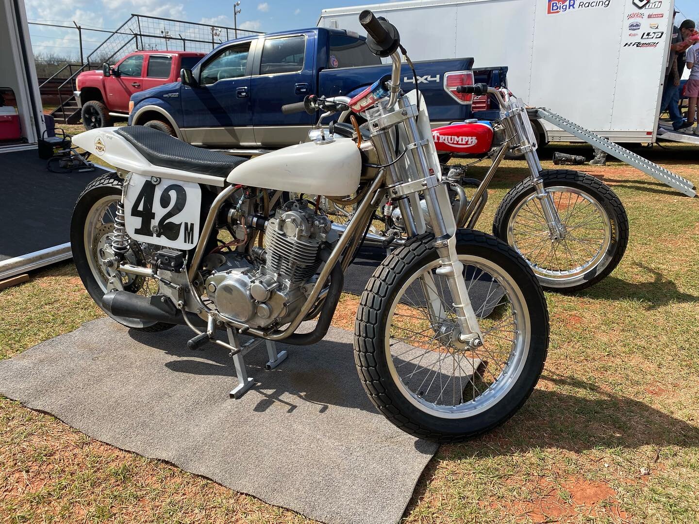 Just a few of the bikes from our first event at @red.dirt.raceway 

#NFT #nationalflattrack #flattrack #motorcycleracing #oklahoma #reddirtraceway