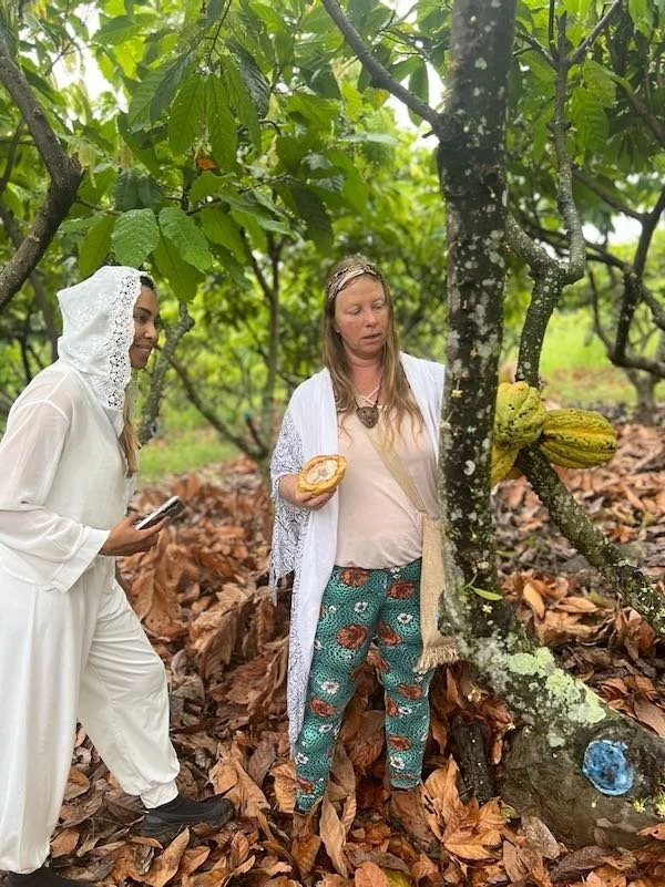 Shamanic teacher Diana, visit of a cacao forest with woman of color, ceremonial cacao education, shamanic school, Aynua Amazonas, Peru