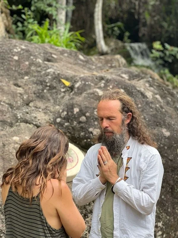 Shamanic guide in front of a spiritual woman, cacao diet retreat, Aynua Amazonas, Northern Peru
