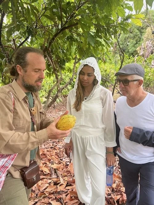 Alku, enseignant chamanique, forêt de cacao, avec deux étudiants, Aynua Amazonas, Pérou