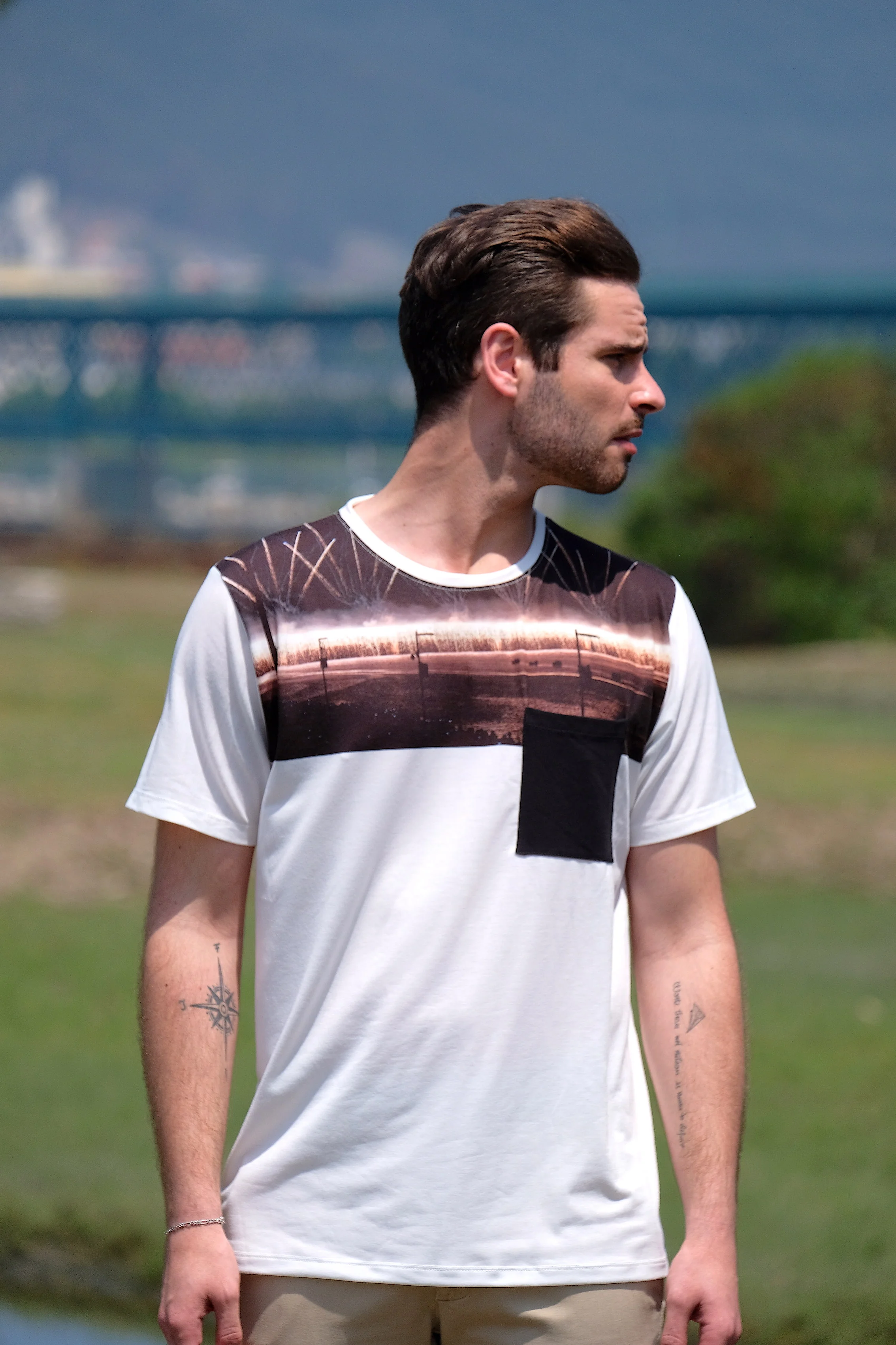 T-shirt com bolso "Serenata"