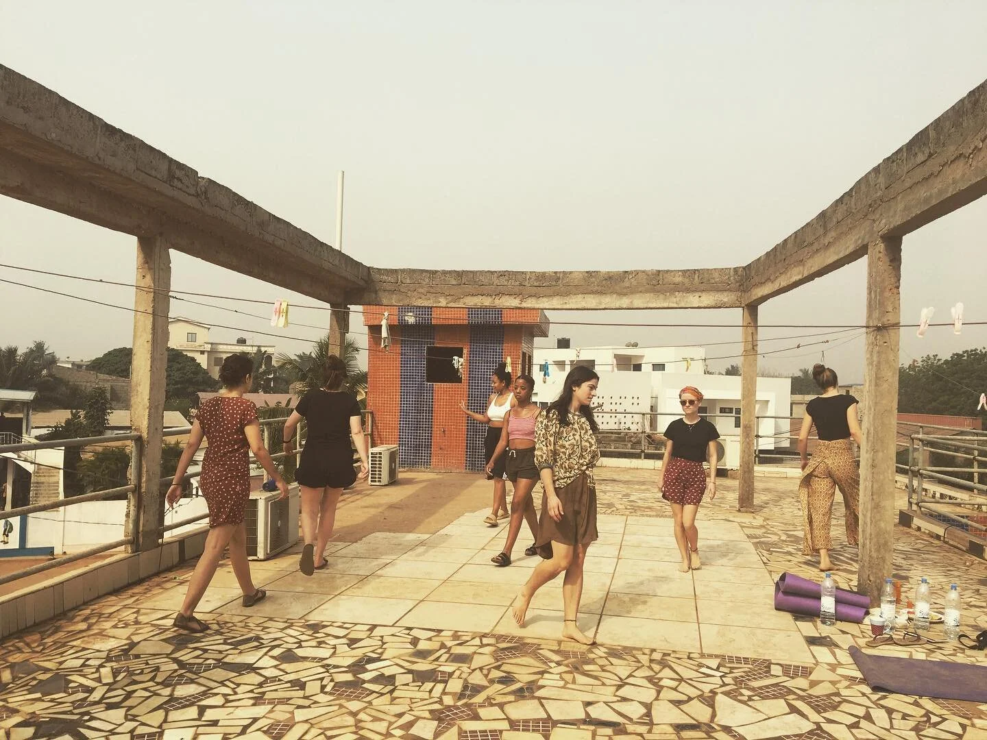 Finalement!!!
Apr&egrave;s deux ans, nous sommes de retour &agrave; Lom&eacute;!

Et m&ecirc;me avec tout l'ensemble de Hambourg dans le cadre du projet IM-PORTS I EX-PORTS!!!

#reunion #longtimenosee #performance #theatre #theaterp&auml;dagogik #exc