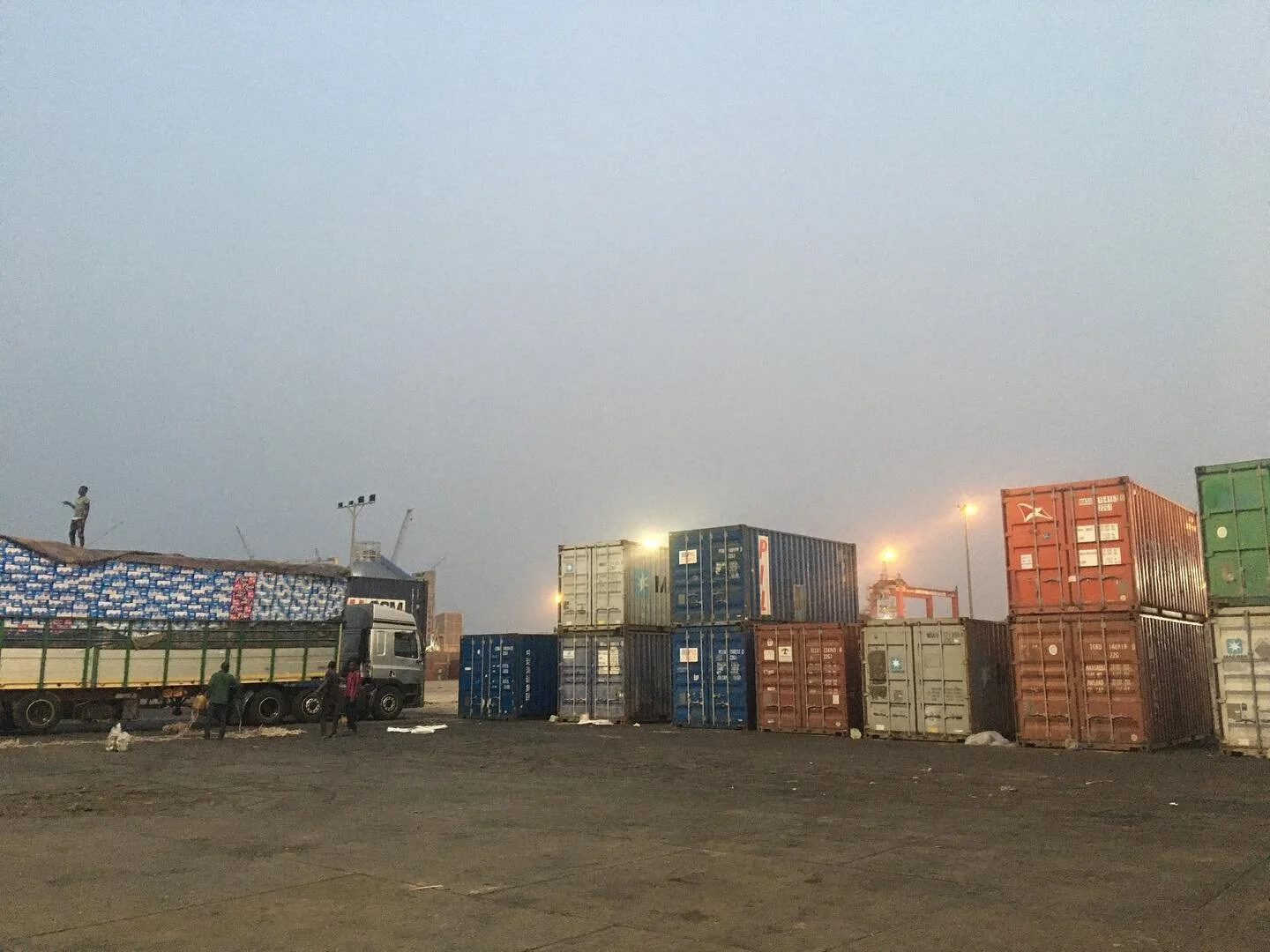 Recherche au port de Lom&eacute; - 
&laquo;&nbsp;le poids du port dans nos quotidiens&nbsp;&raquo; 

#artisticresearch #theatre #performance #colonialtraces #passepresentfutur #lom&eacute; #kolonialeverstrickungen #exchange