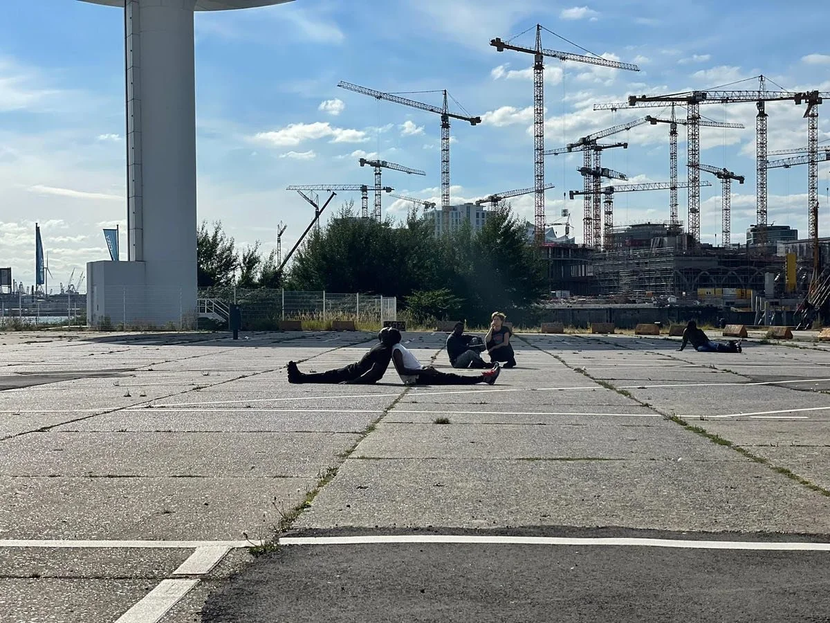 R&eacute;p&eacute;tition au port. 
Premi&egrave;re le 13 ao&ucirc;t!

#hafen #port #repetition #kampnagel #performance #performanceart #performanceinpublicspace #theaterp&auml;dagogik