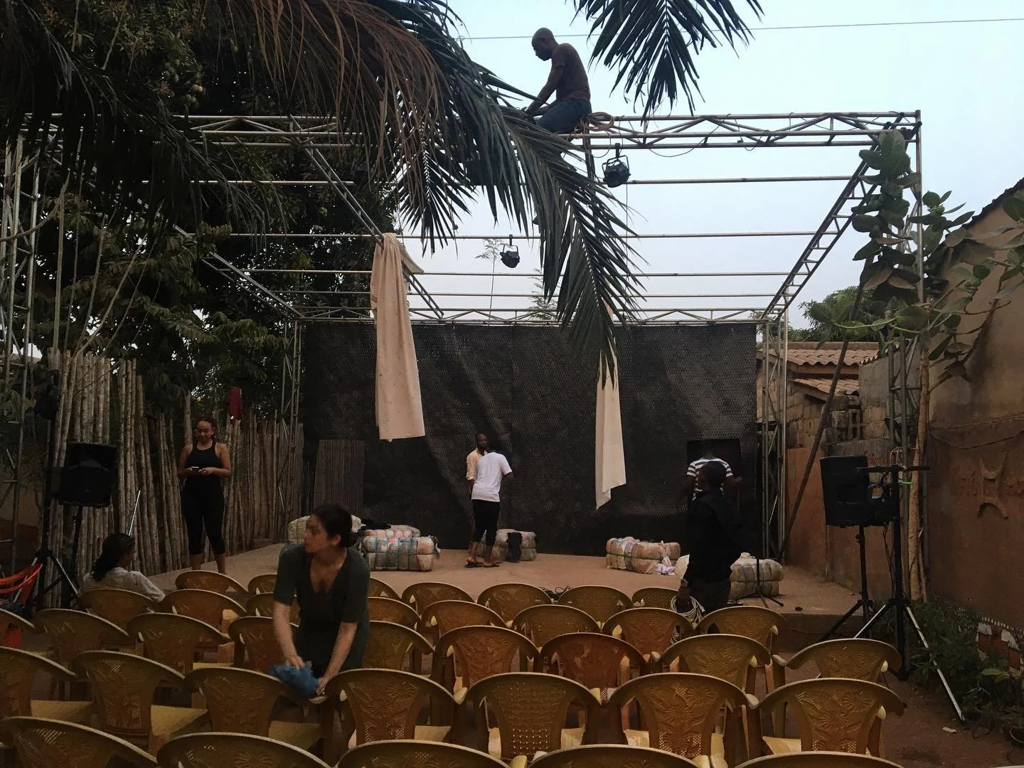 Derniers pr&eacute;paratifs pour PORT &agrave; PORT! 

Rendez-vous ce soir &agrave; l&lsquo;espace Fiah&ocirc;m&eacute;!

#spectacle #port #performance #preparingthestage #theatre