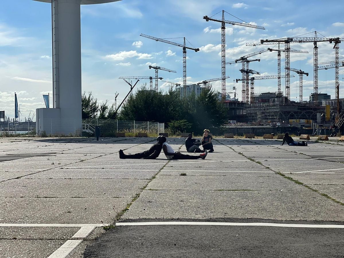 R&eacute;p&eacute;tition au port. 
Premi&egrave;re le 13 ao&ucirc;t!

#hafen #port #repetition #kampnagel #performance #performanceart #performanceinpublicspace #theaterp&auml;dagogik