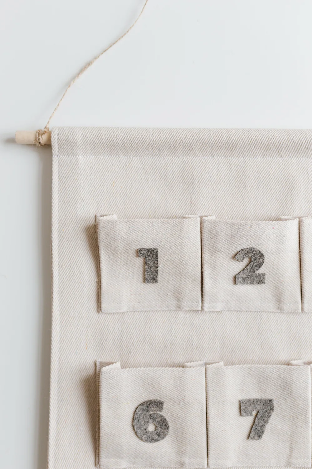 diy-canvas-pocket-modern-advent-calendar-emelbe-design