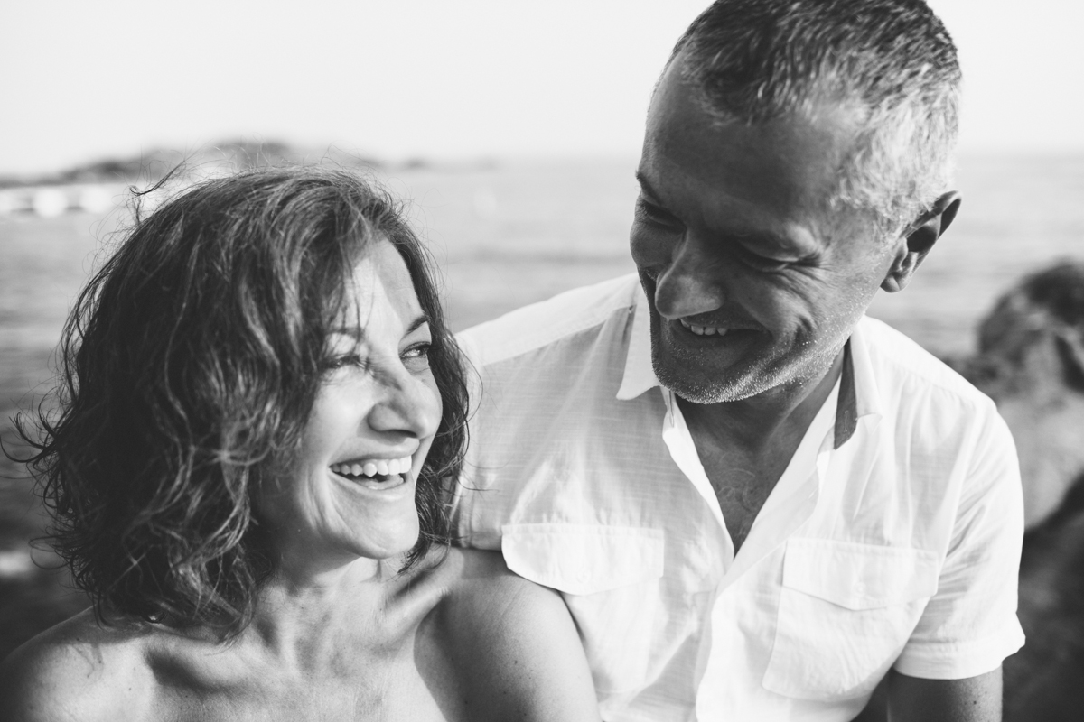 pareja riendo en blanco y negro