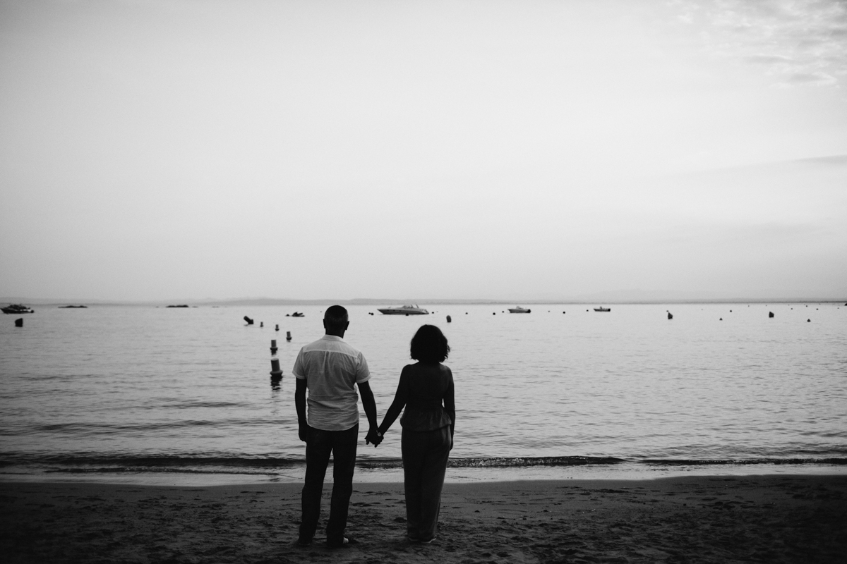 pareja en blanco y negro frente al mar