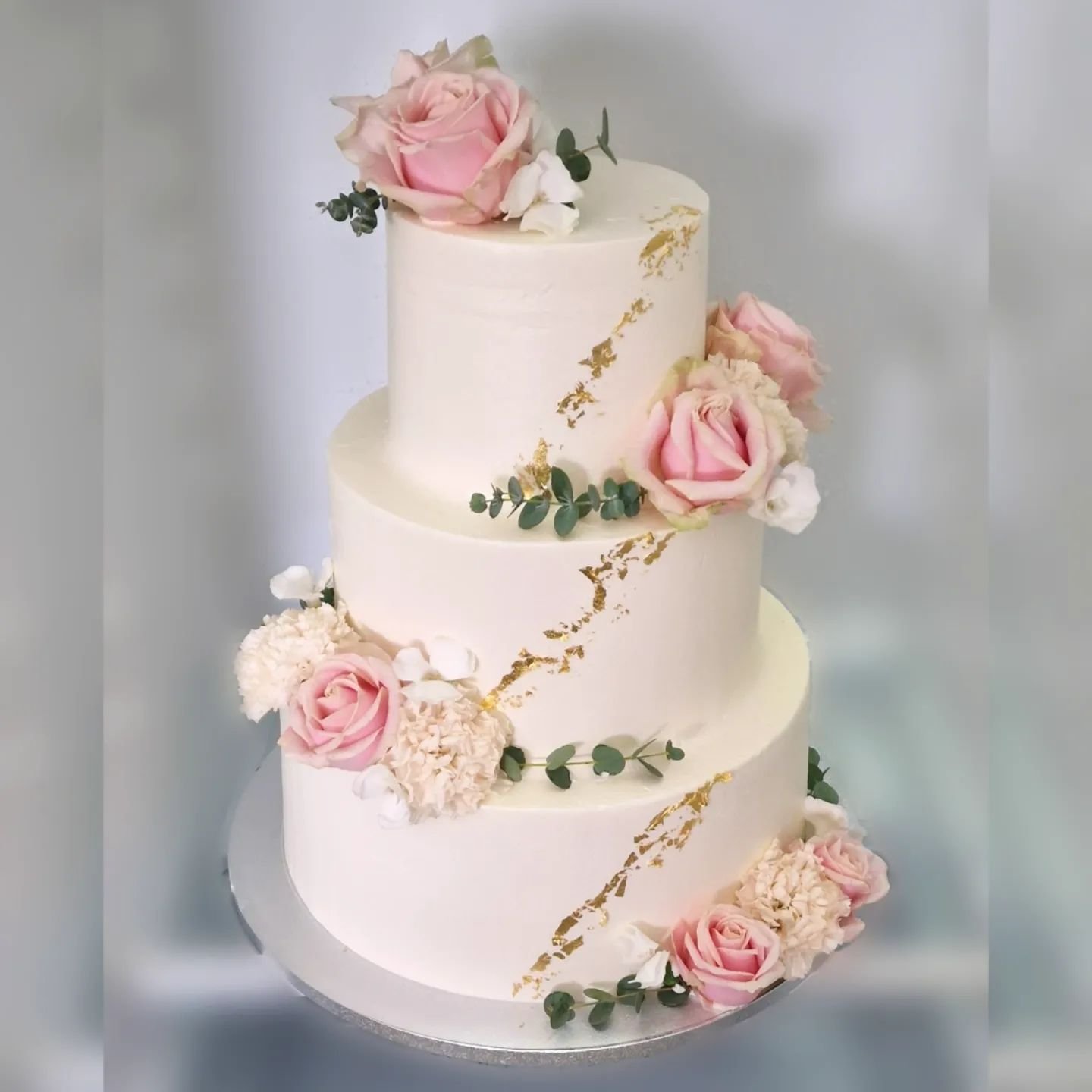 Vuoden ensimm&auml;inen h&auml;&auml;kakku kuljetettiin eilen Suomen lopputalven kelej&auml; uhmaten Einon Pirtille.

#weddingcake #wedding2024 #tieredcake #h&auml;&auml;kakku #h&auml;&auml;t2024 #kerroskakku